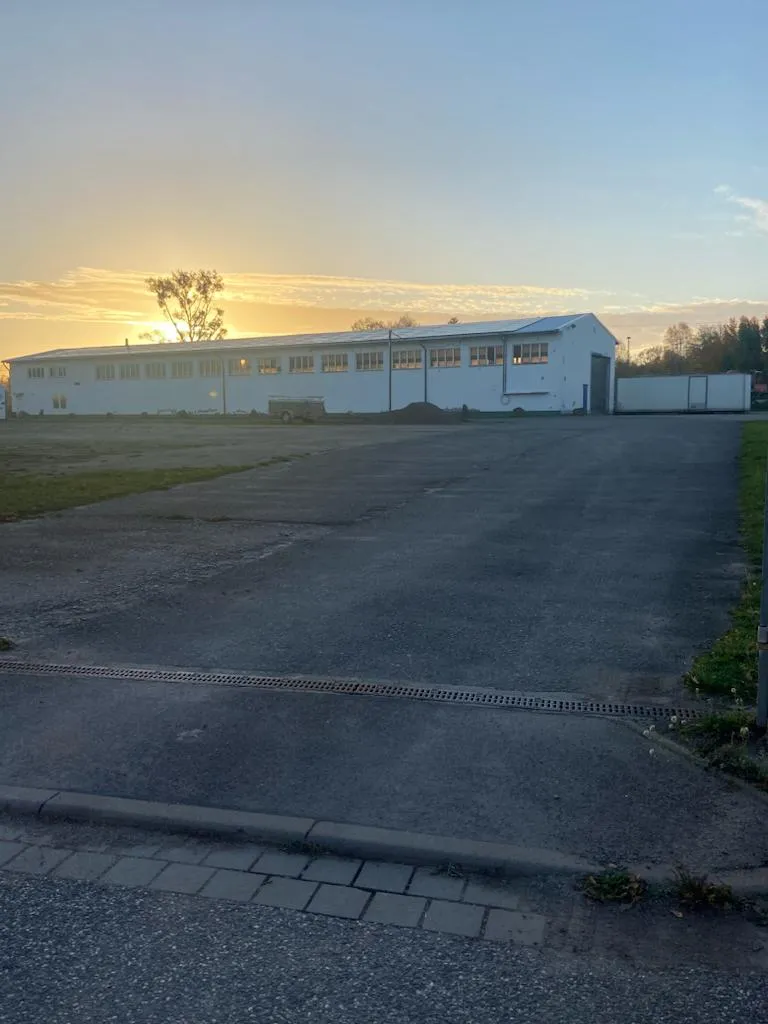 Stahlke – Tief und Landschaftsbau – Dieses Industrieobjekt scheint in einer Parklandschaft gelegen zu sein und bietet eine geräumige Lagerhalle mit ausreichend angrenzenden gepflasterten Parkplätzen.