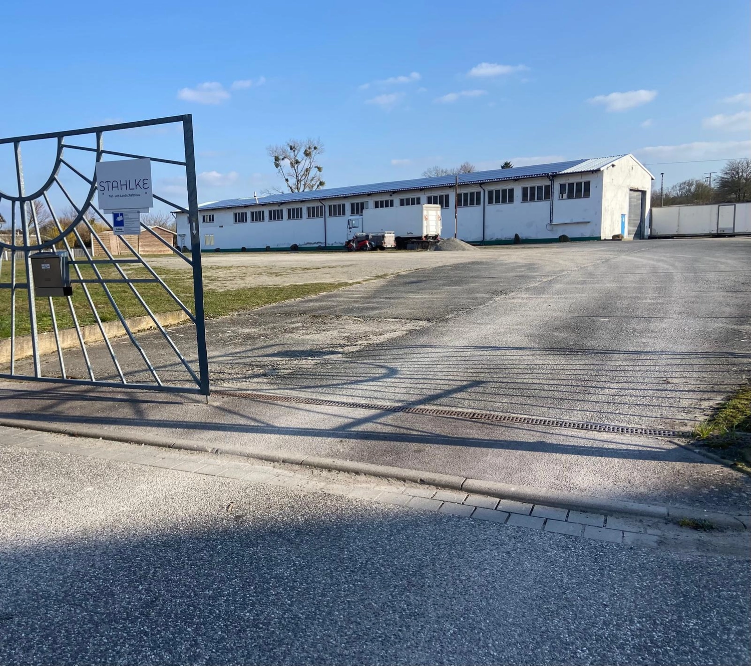 Stahlke – Tief und Landschaftsbau – ein Industrie- oder Gewerbeobjekt, das wahrscheinlich aus einem langen, flachen Lagergebäude mit Metalldach besteht.