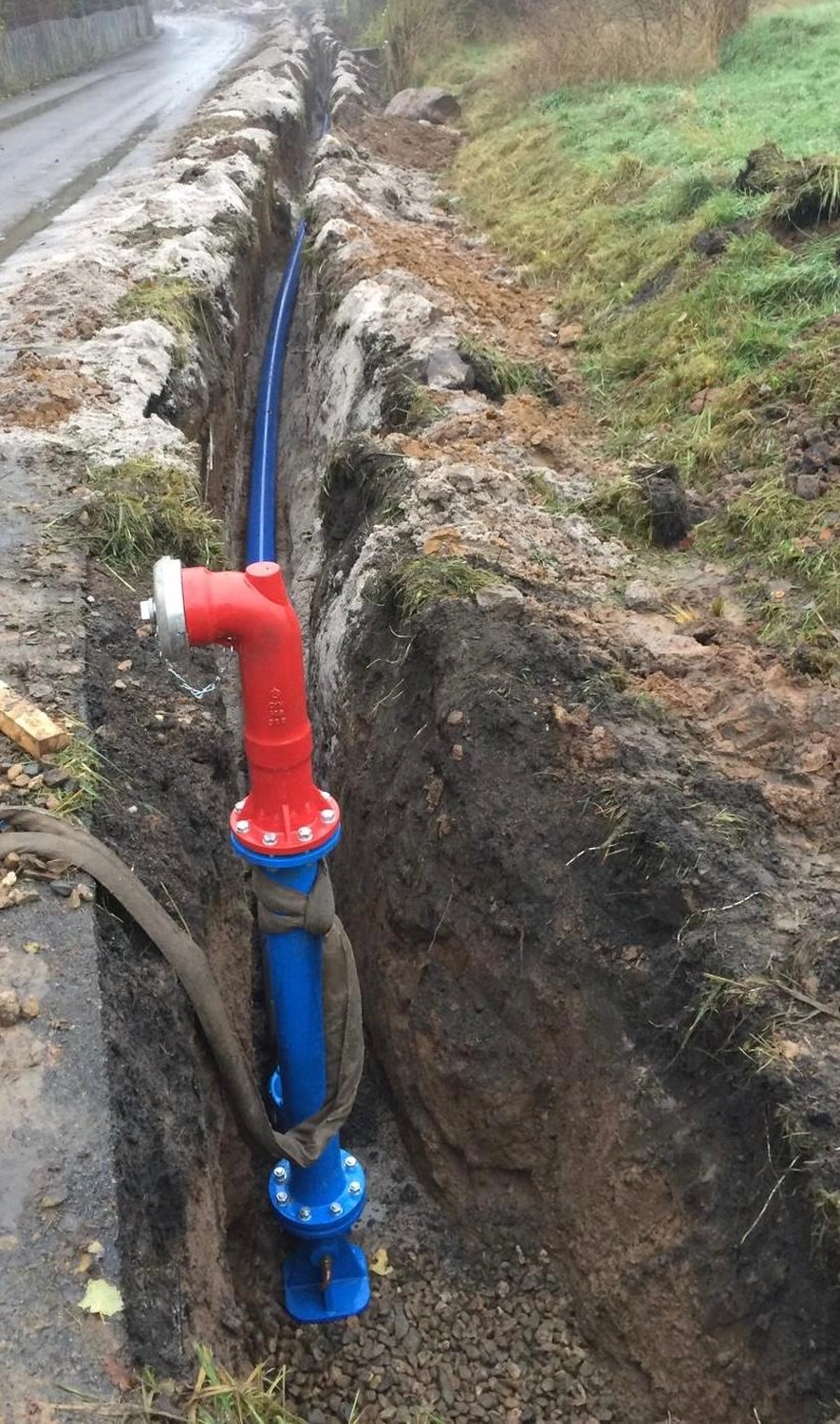 Stahlke – Tief- und Landschaftsbau – die Installation einer neuen Hydrantenanlage im Rahmen des Baus der unterirdischen Versorgungsinfrastruktur.